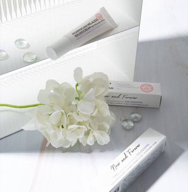 Pharmacian MELALESS 100,000 cream with white flowers Pharmacian MELALESS 100,000 cream with white flowers